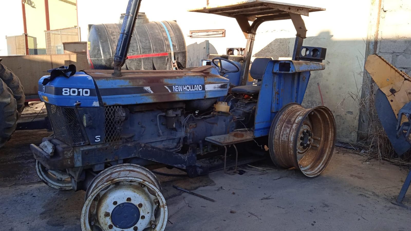 Tractor New Holland 8010S · — image 1