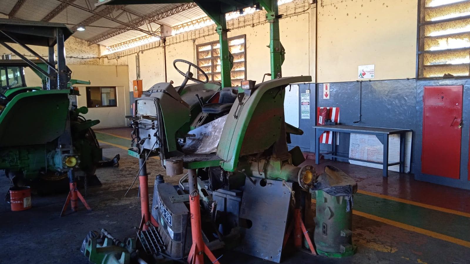 Tractor John Deere 6403 ·