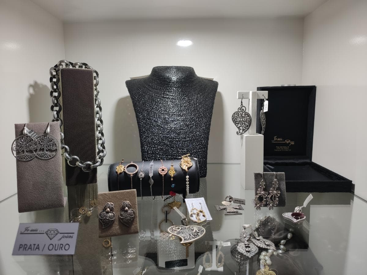 Ourivesaria, Bijuteria e Merchandising · Artigos De Decoração e Acessórios — image 1
