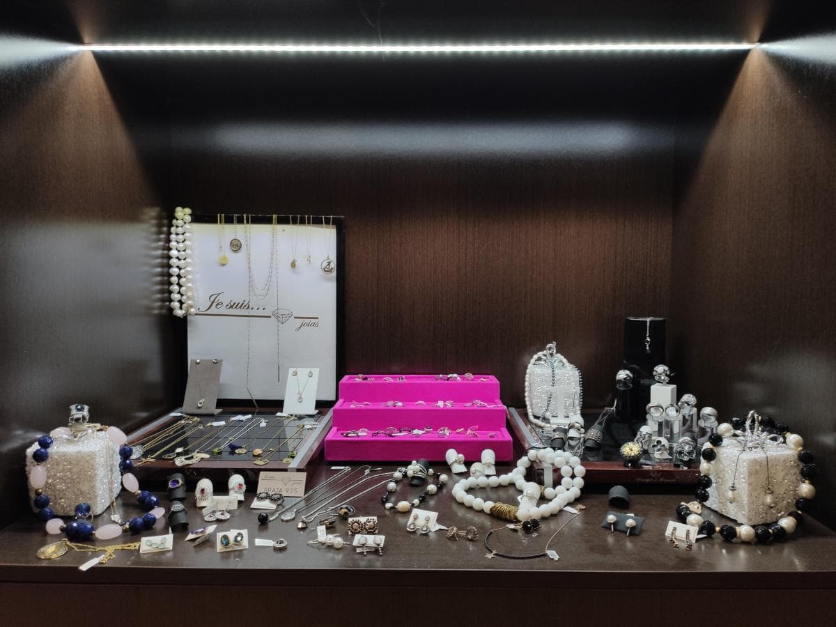 Ourivesaria, Bijuteria e Merchandising · Artigos De Decoração e Acessórios — image 17