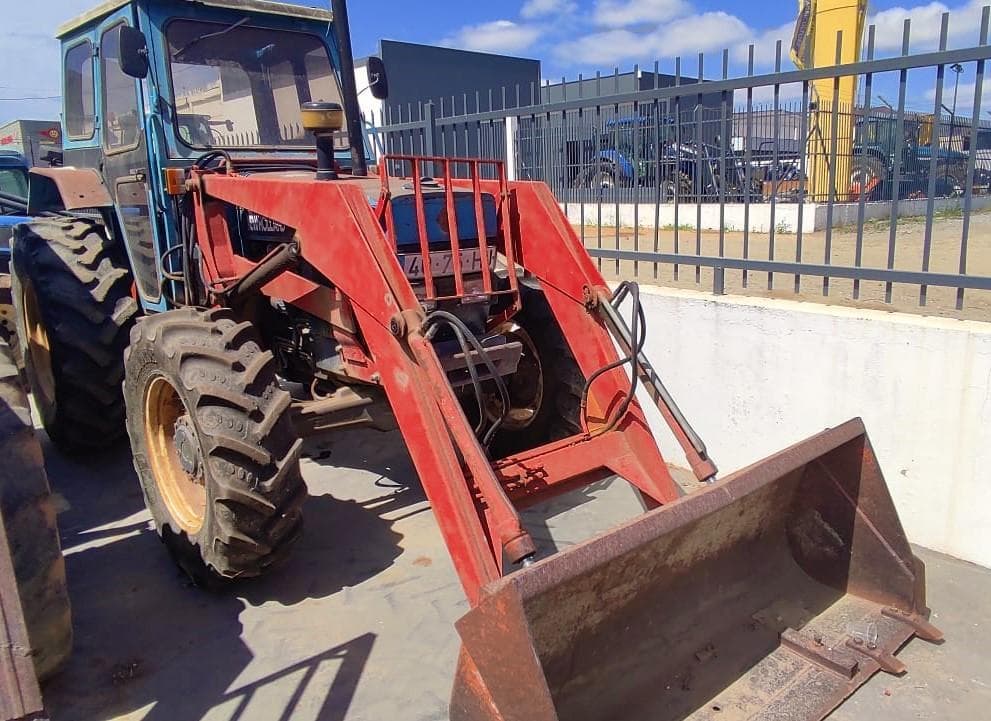 Trator Ford New Holland com carregador frontal