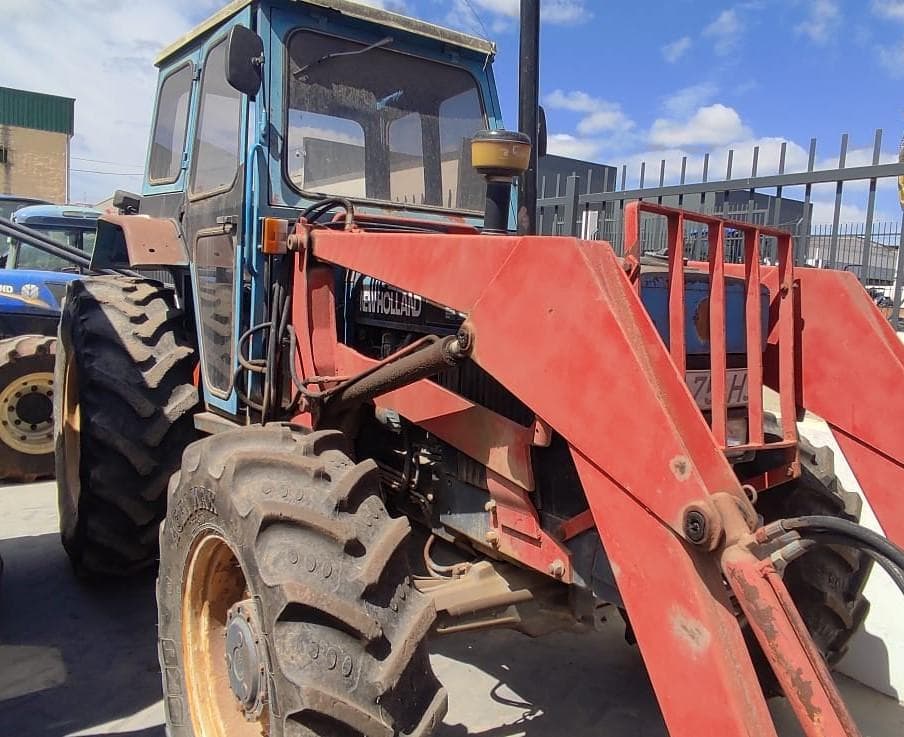 Trator Ford New Holland com carregador frontal — image 2
