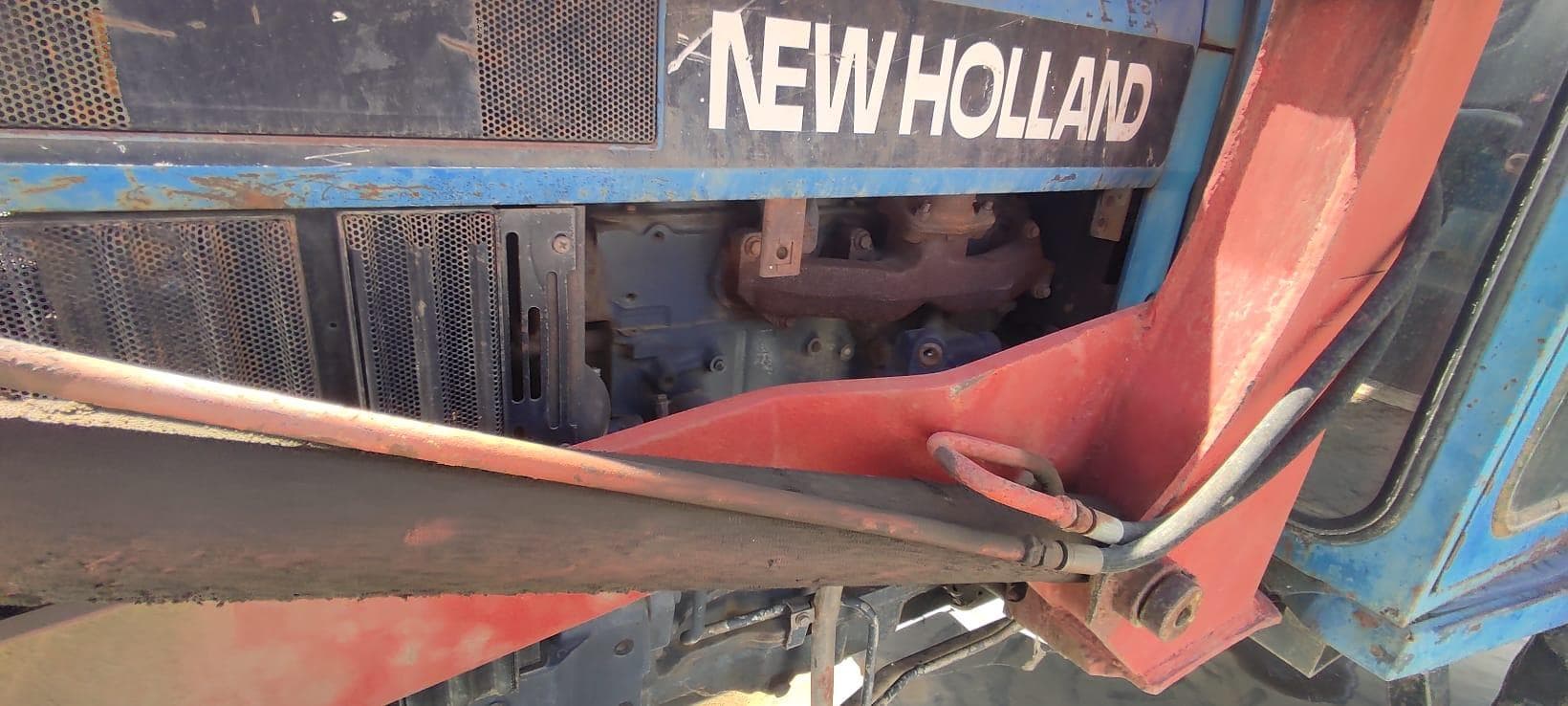 Trator Ford New Holland com carregador frontal — image 3