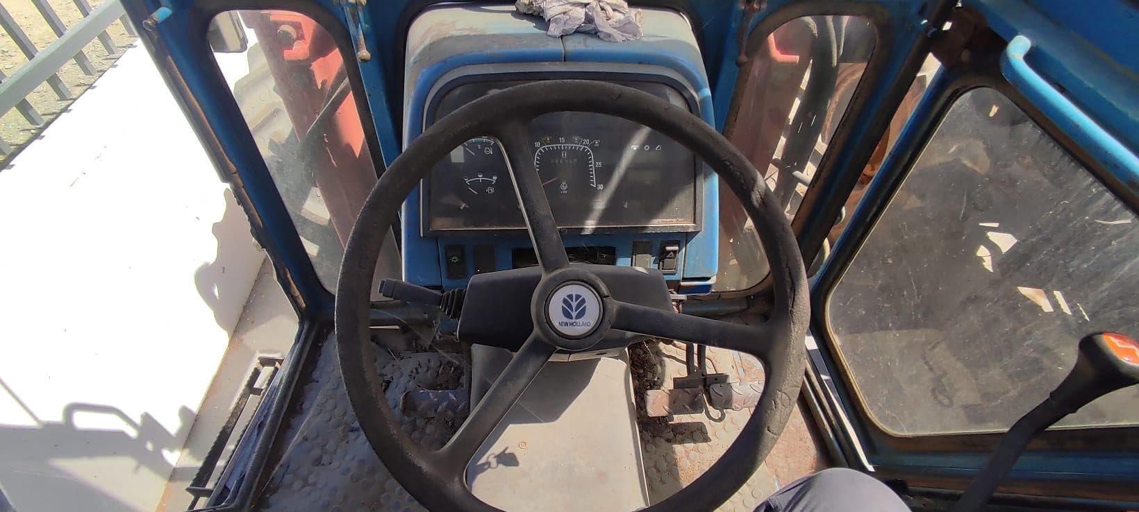 Trator Ford New Holland com carregador frontal — image 5