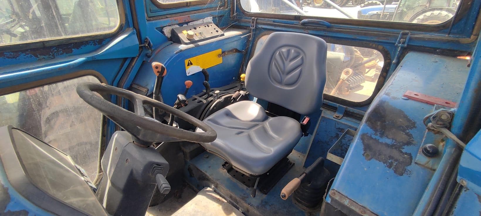 Trator Ford New Holland com carregador frontal — image 4