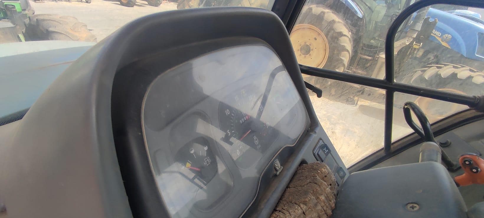 Trator New Holland TL 100 — imagem 8