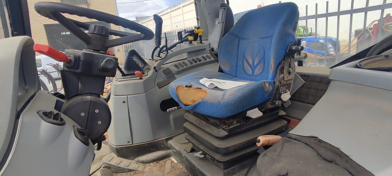 Trator New Holland 6030 — imagem 3