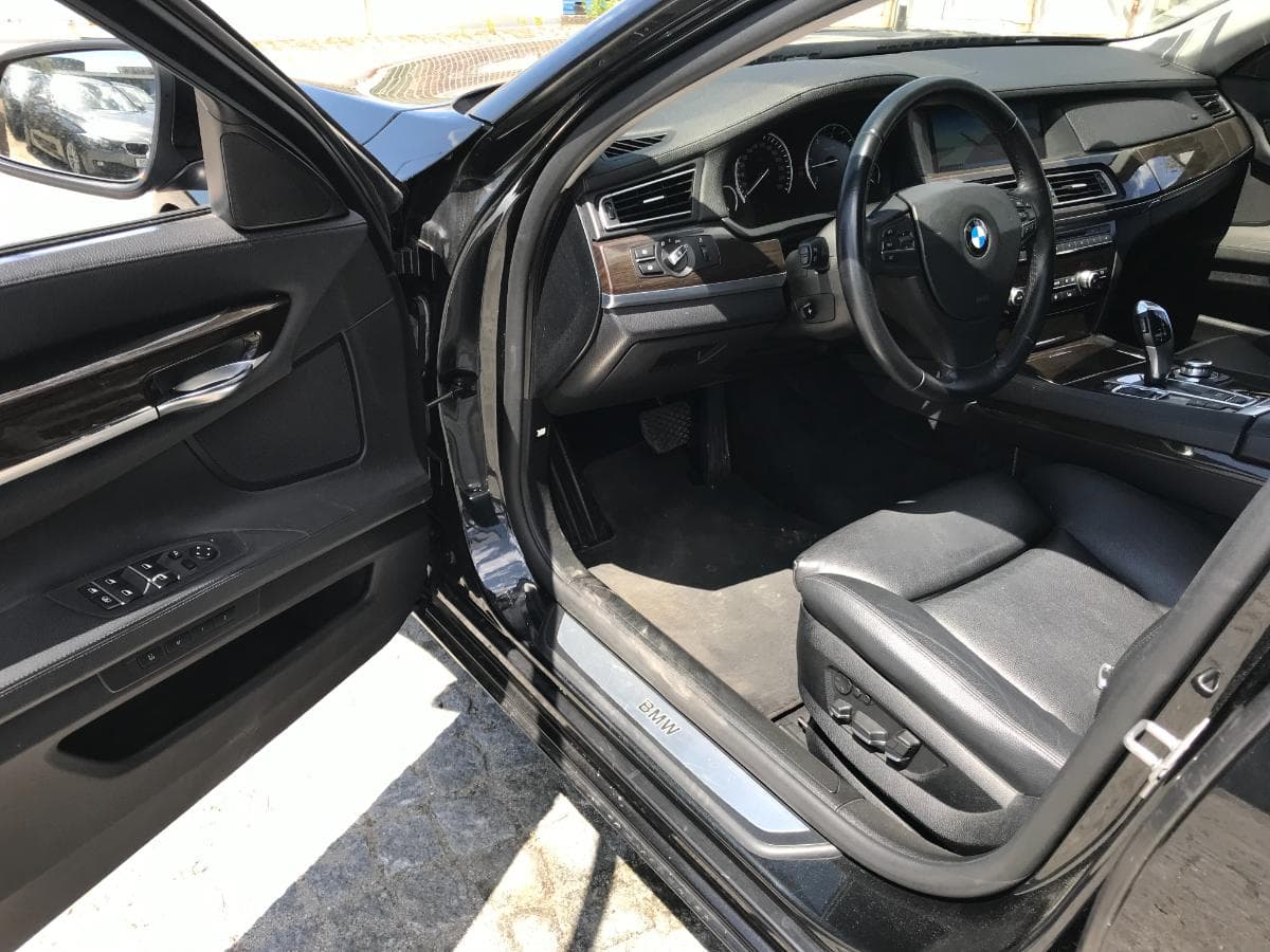 BMW 740D · Ano 2011 — imagem 18