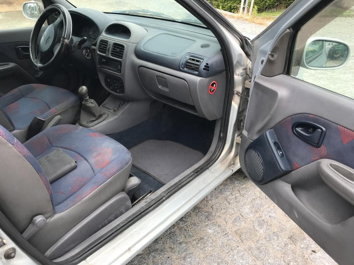 Renault Clio 1.9D · Ano 2000 — imagem 28