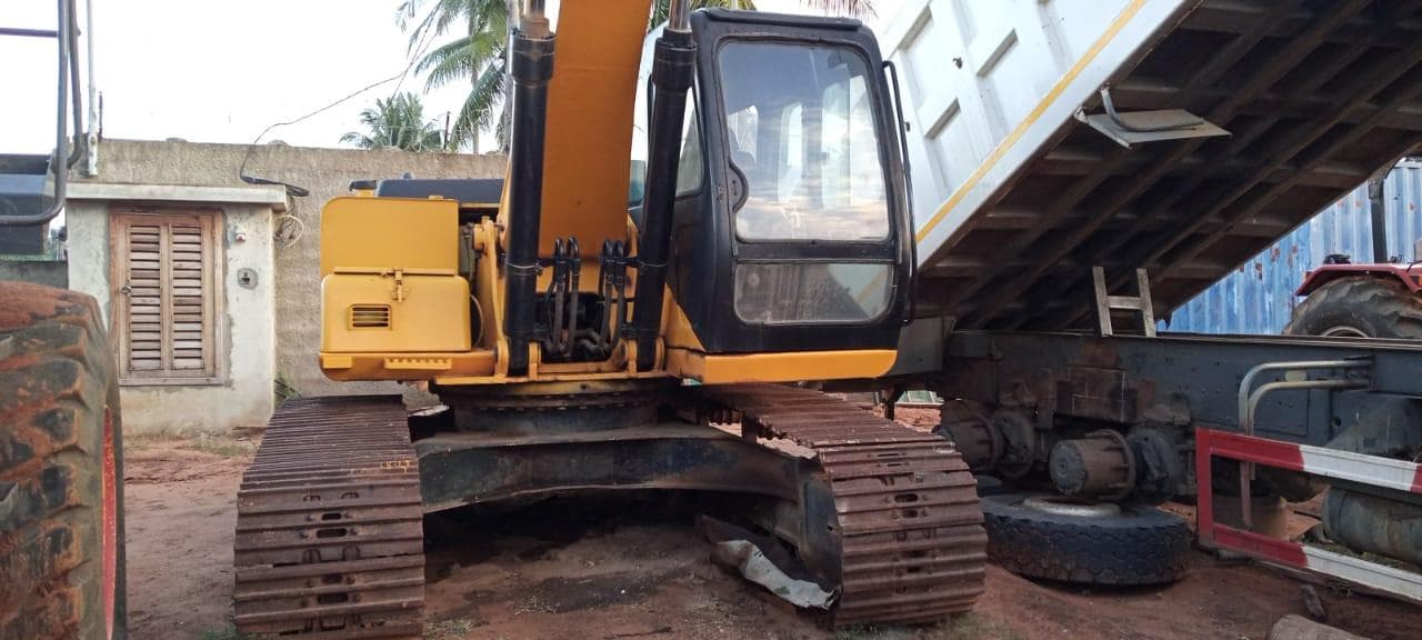 Escavadeira HYUNDAI PC 210 — imagem 2