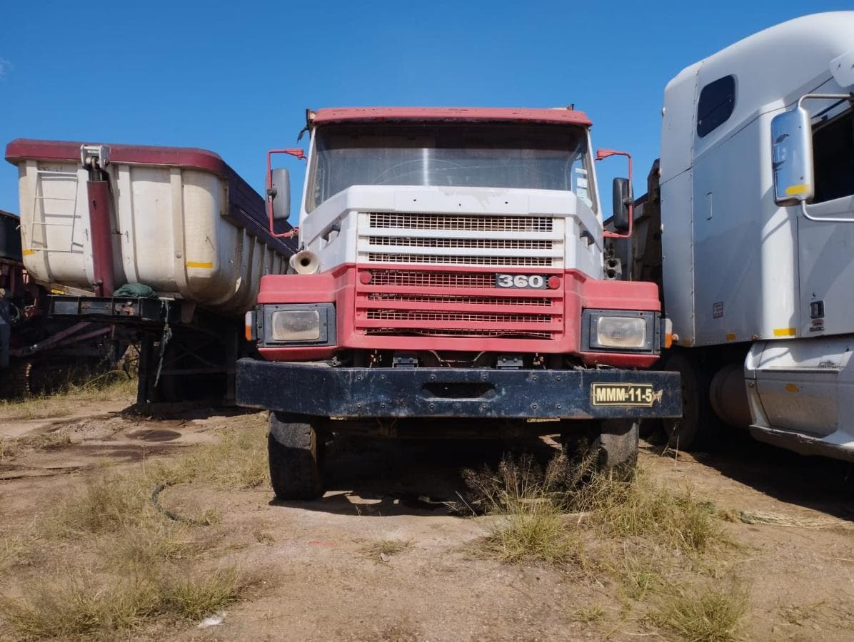 Camião basculante Scania 360 ·