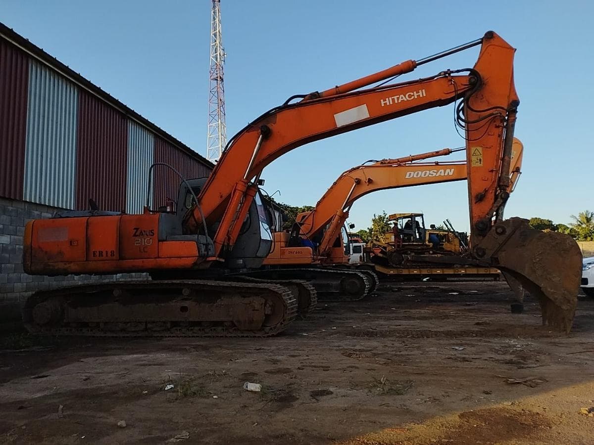 Escavadeira Hitachi ZX210LC · — imagem 2