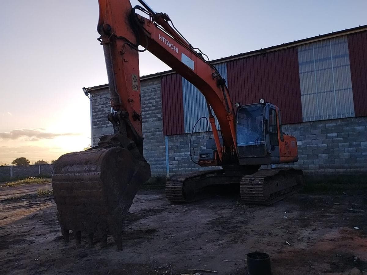 Escavadeira Hitachi ZX210LC · — imagem 3