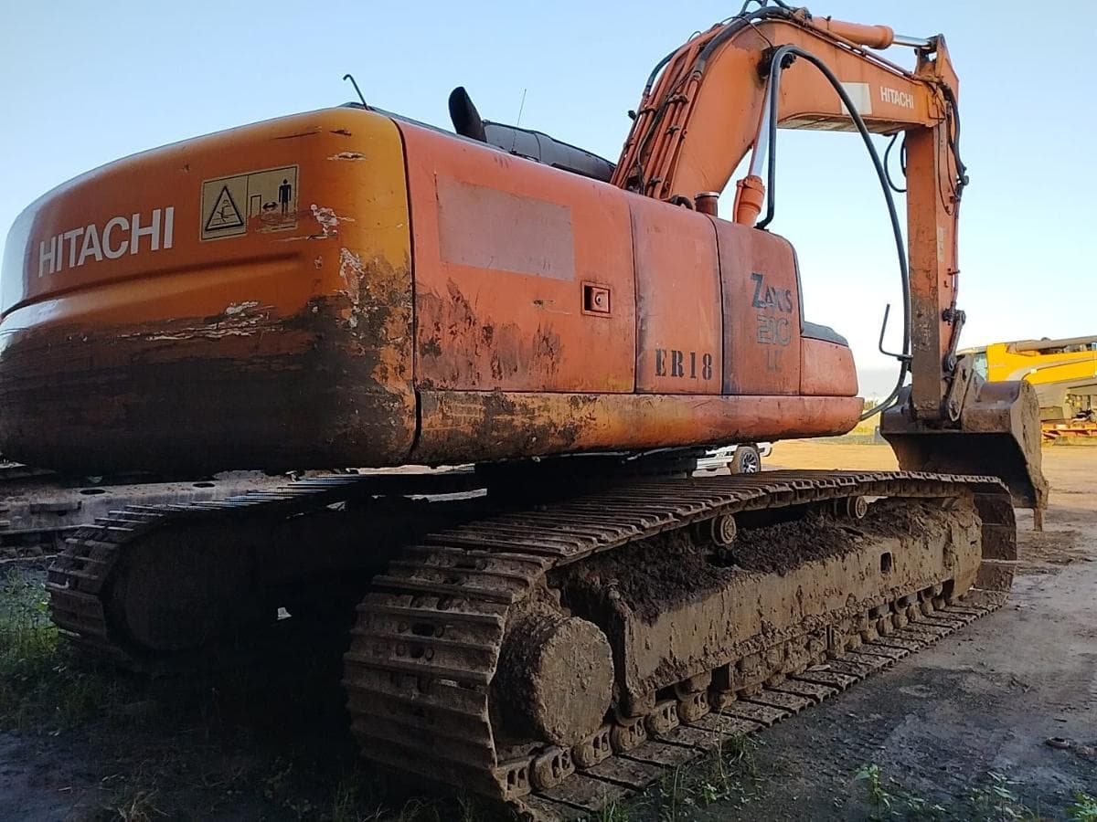 Escavadeira Hitachi ZX210LC ·