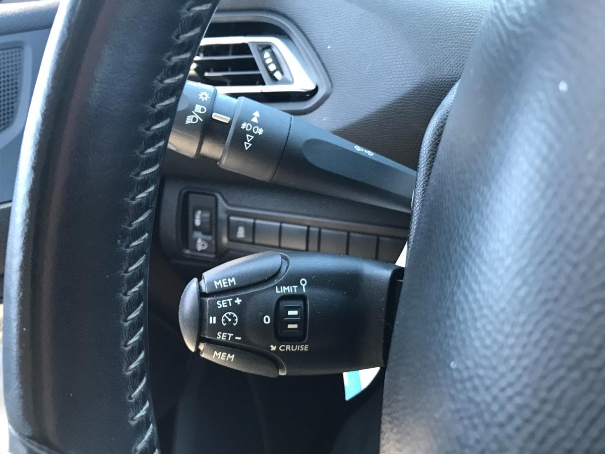 Peugeot 308 1.6HDI · Ano 2015 — imagem 35