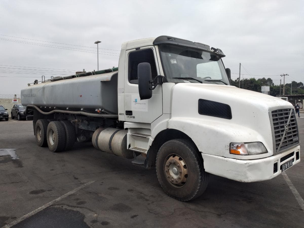 Autotanque de água (15M3) VOLVO · Viana — imagen 6