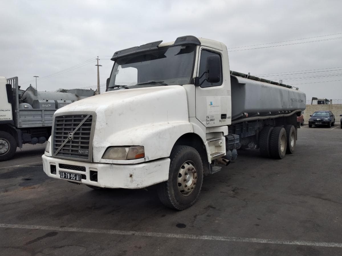 Autotanque de água (15M3) VOLVO · Viana — imagen 3