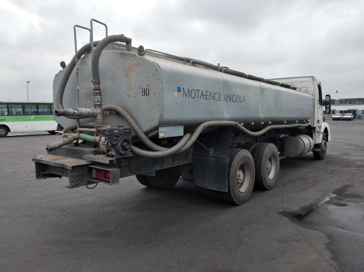 Autotanque de água (15M3) VOLVO · Viana — imagen 2
