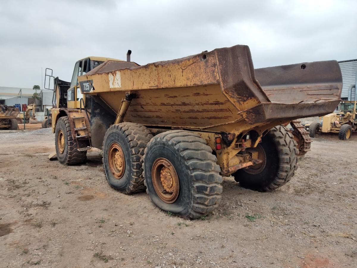 Dumper (30T) CATERPILLAR 725 · Viana — imagen 2