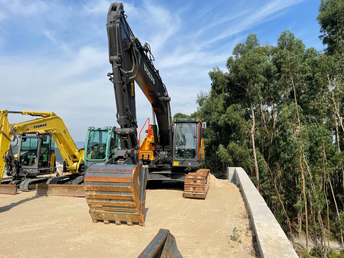 Escavadora Rastos Volvo EC220 EL — imagem 2