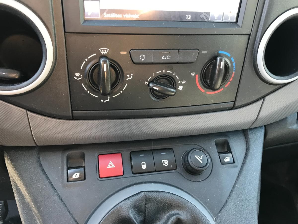 Peugeot Partner 1.6HDI · Ano 2015 — imagem 30
