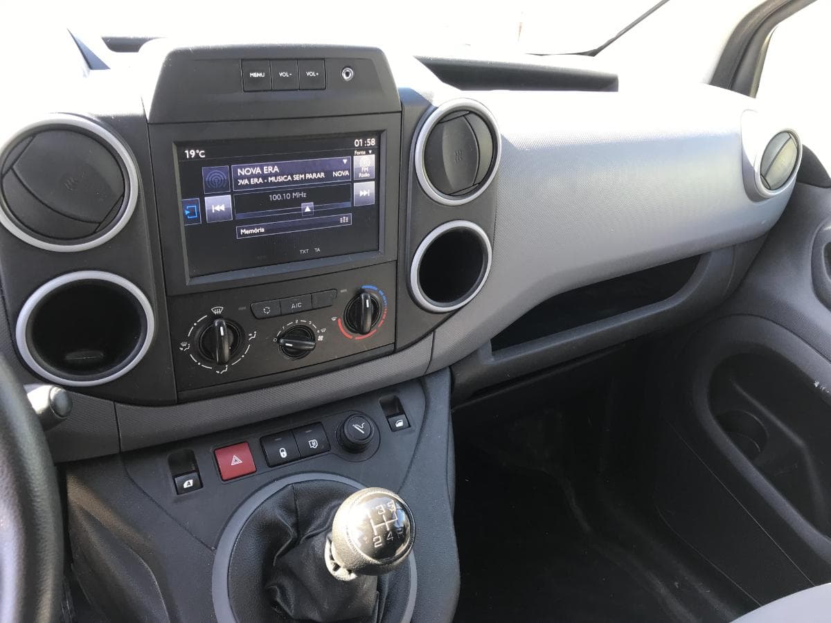 Peugeot Partner 1.6HDI · Ano 2015 — imagem 34