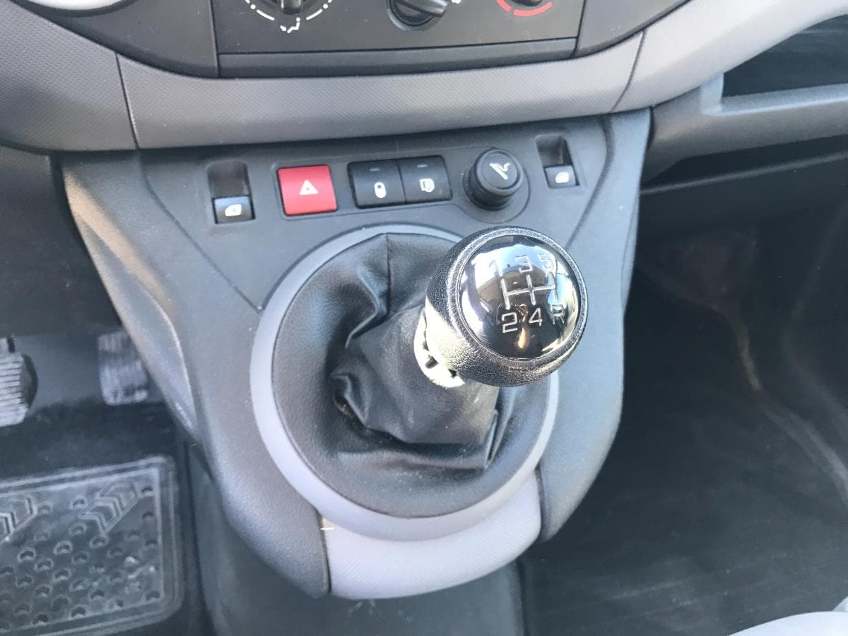 Peugeot Partner 1.6HDI · Ano 2015 — imagem 32