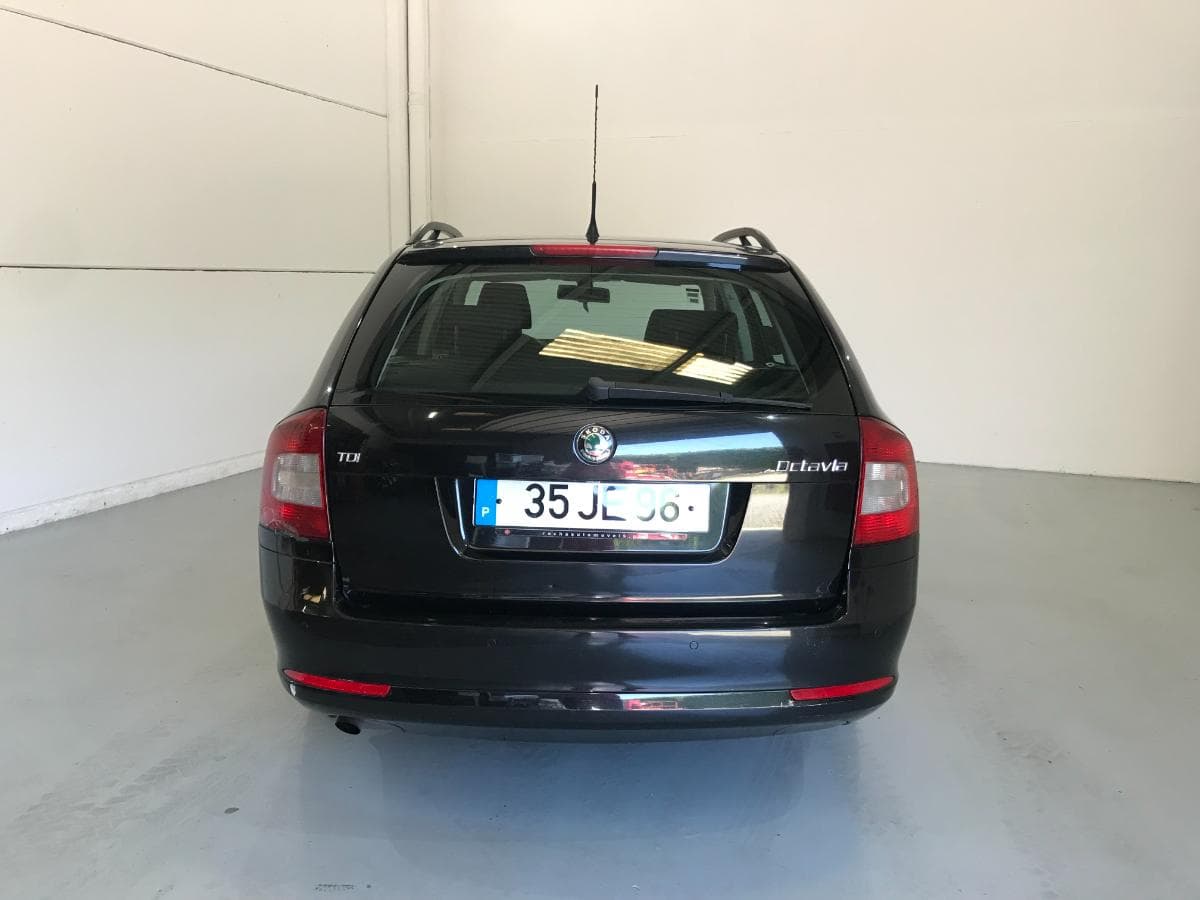 Skoda Octavia 1.6TDI · Ano 2010 — imagem 5