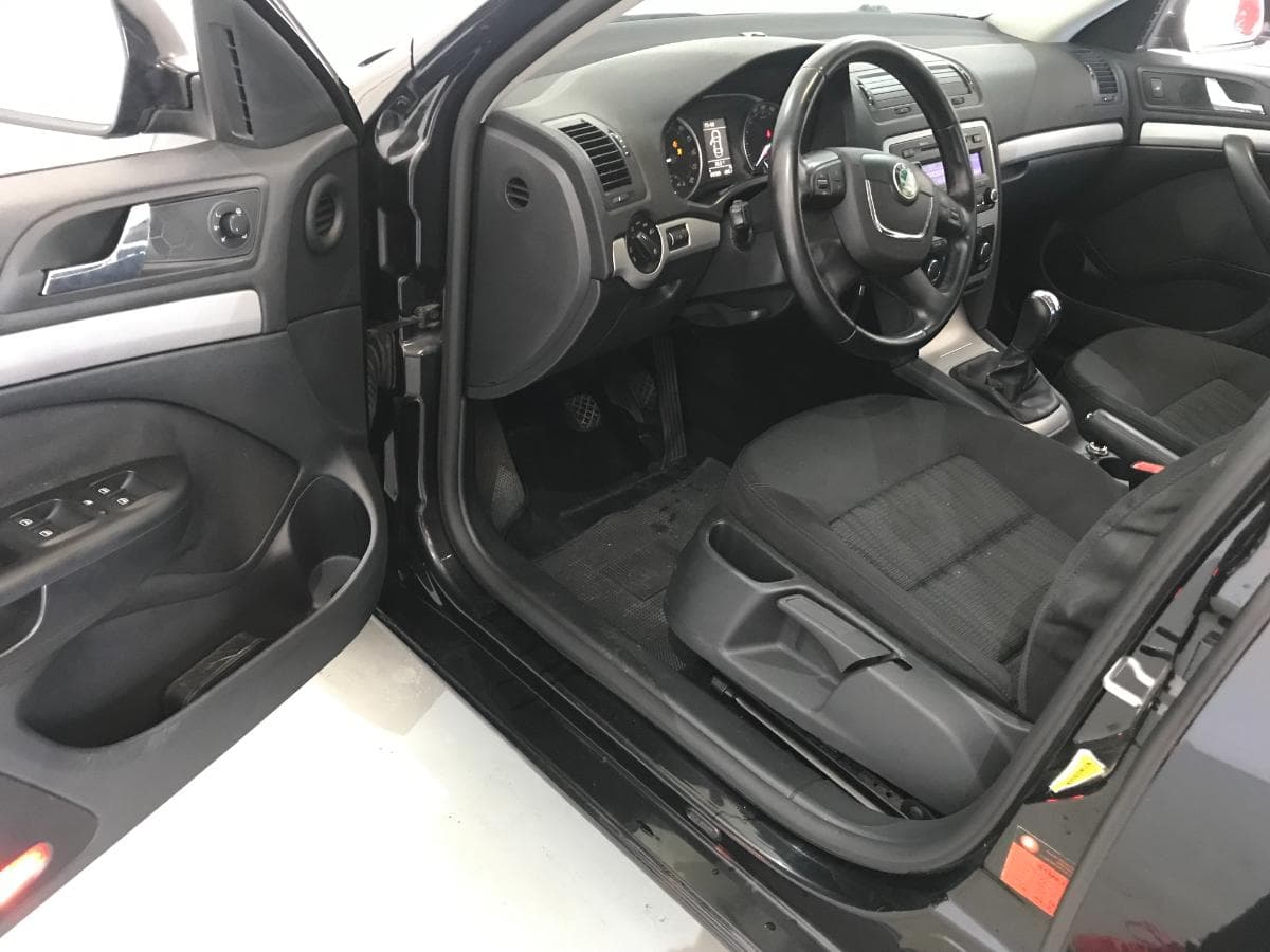 Skoda Octavia 1.6TDI · Ano 2010 — imagem 23