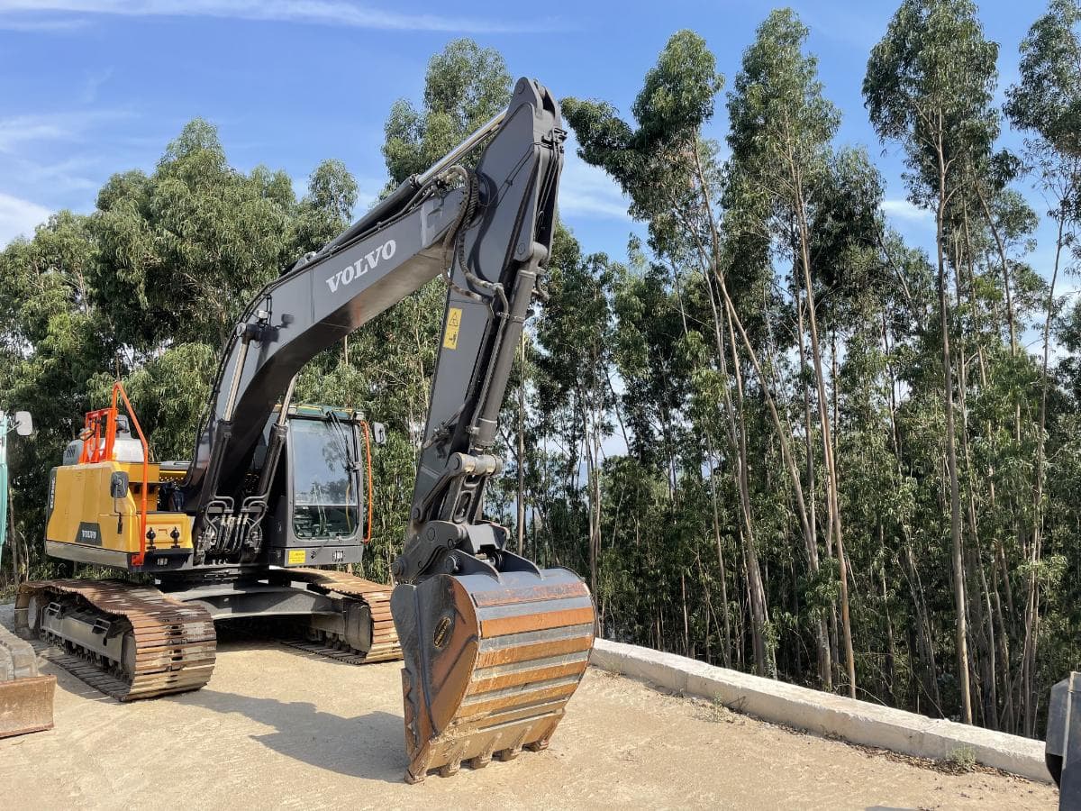 Escavadora Rastos Volvo EC220 EL — imagem 1