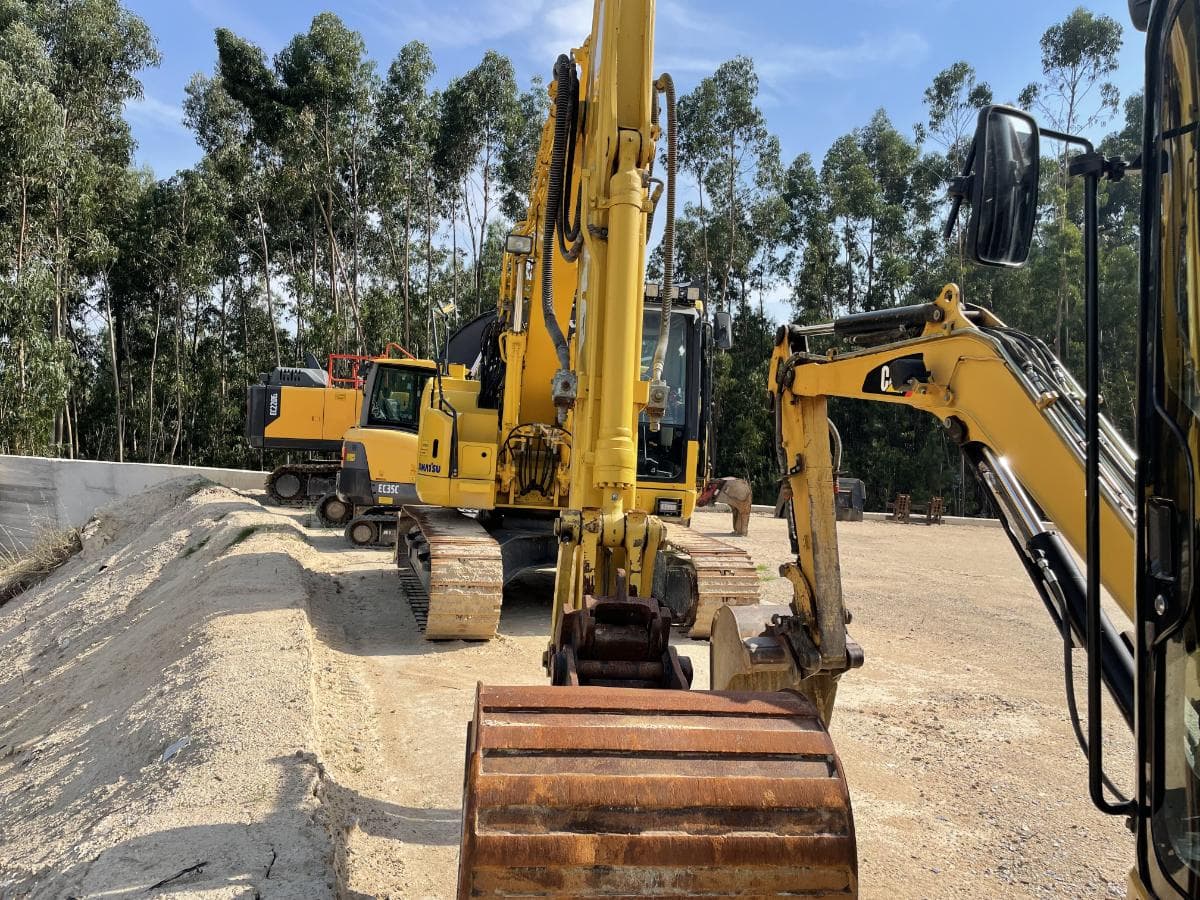 Giratória Komatsu PC138 US-8 — imagem 6