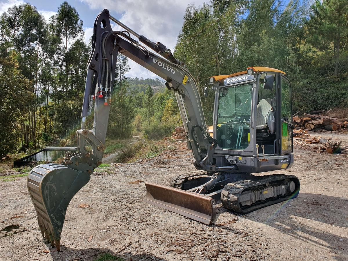 Mini Giratória Volvo EC35C — imagem 1