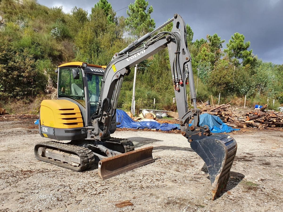 Mini Giratória Volvo EC35C — imagem 3