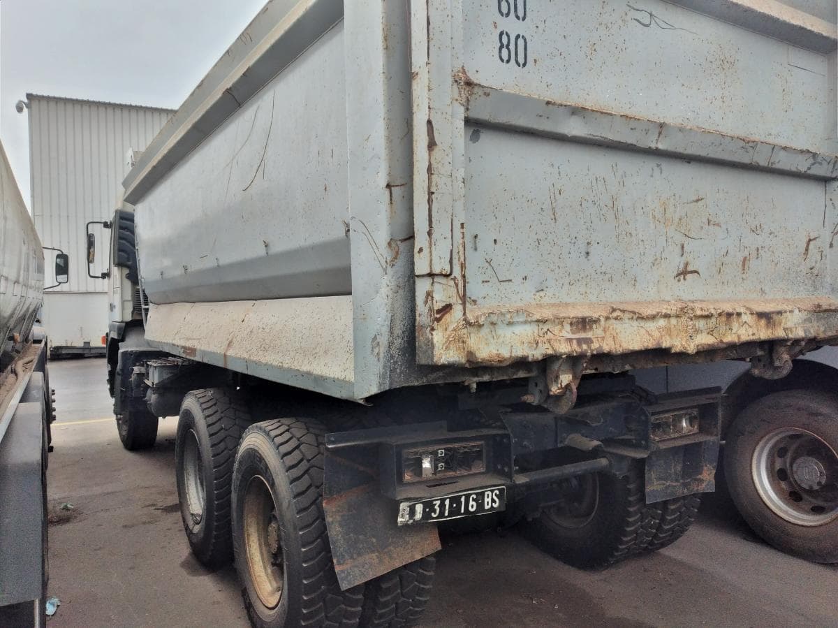 Camião Basculante (6X4) VOLVO FM 13 · Viana — imagem 5