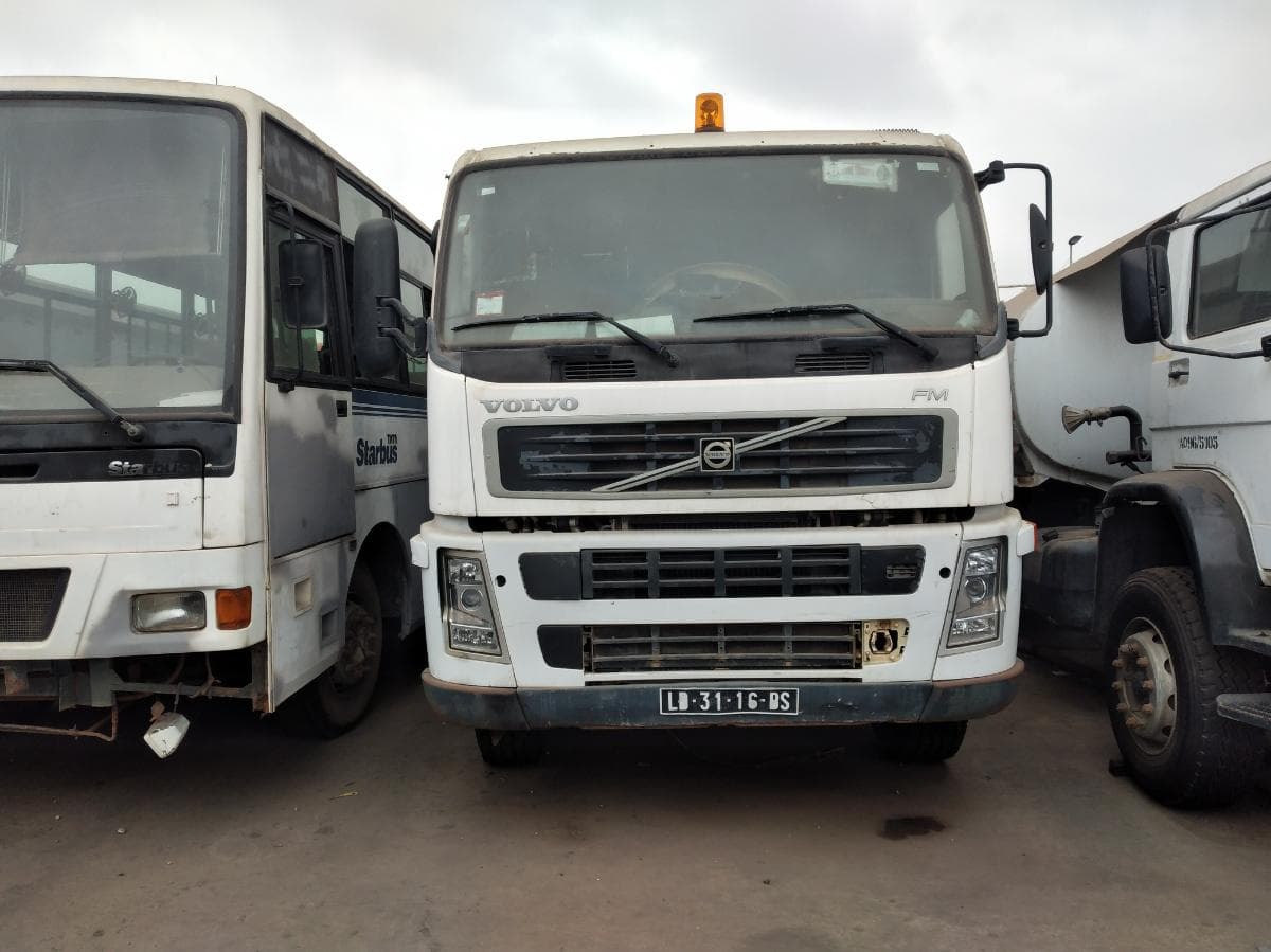 Camião Basculante (6X4) VOLVO FM 13 · Viana — imagem 4