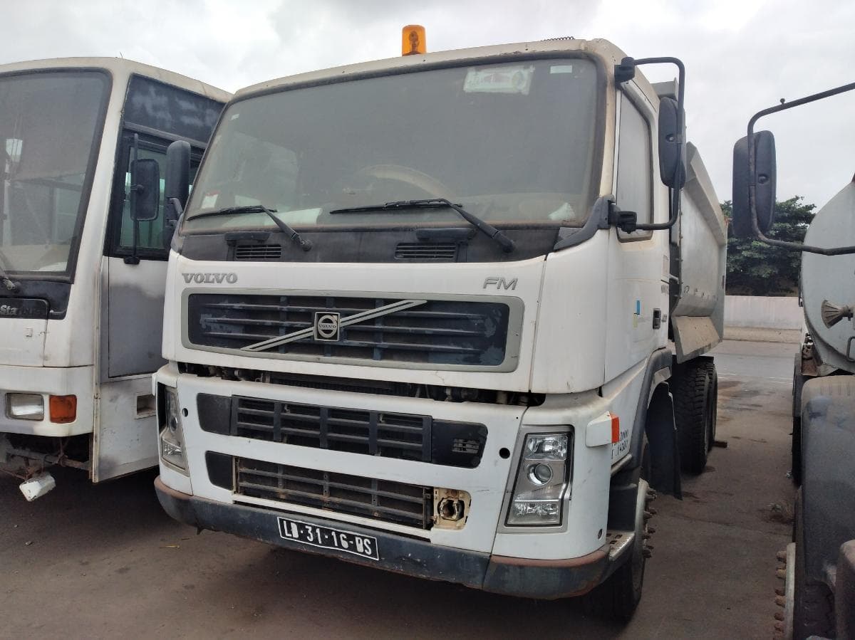 Camião Basculante (6X4) VOLVO FM 13 · Viana — imagem 2