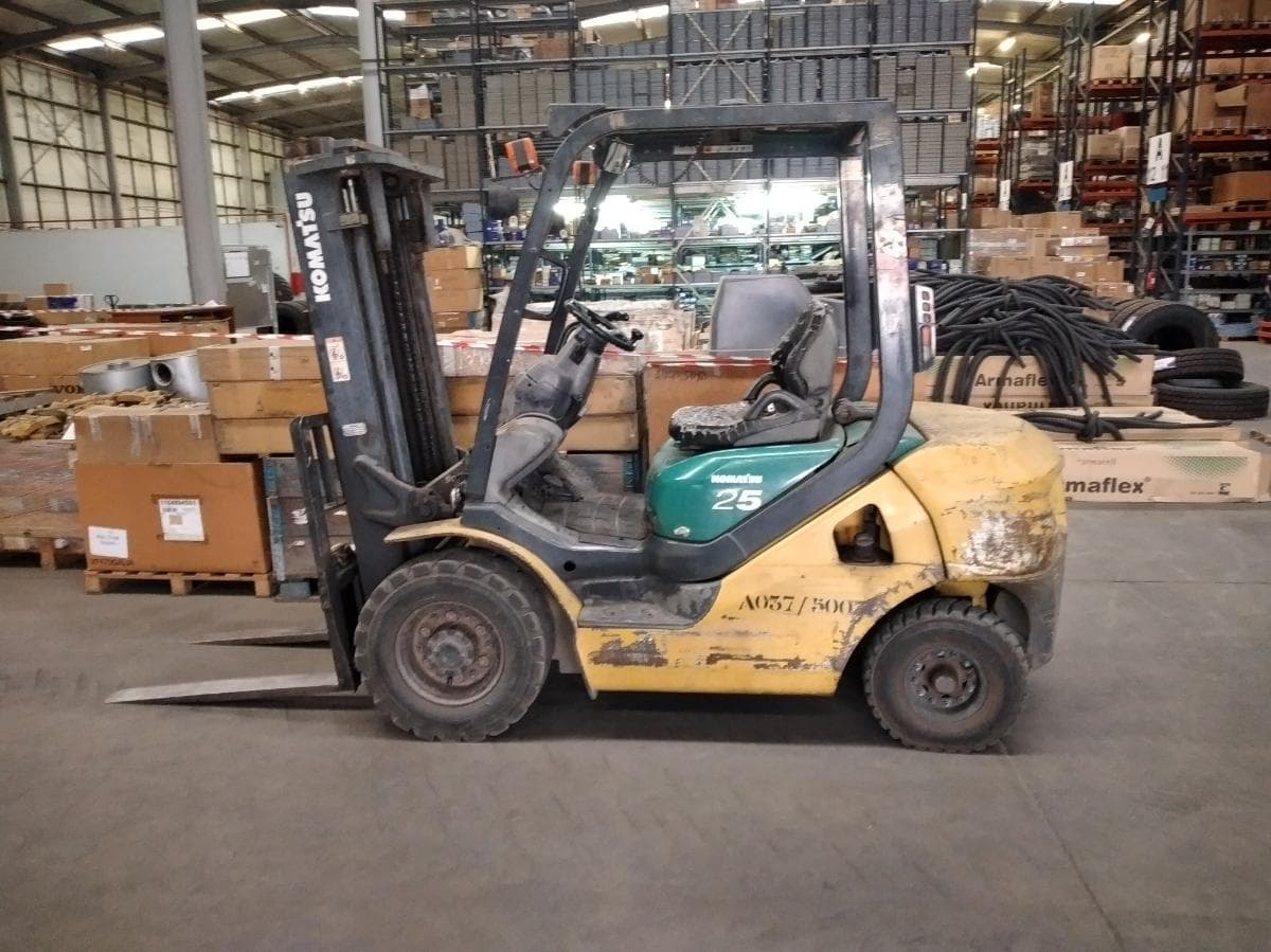 Empilhador KOMATSU FD25T-16 · Viana — image 1