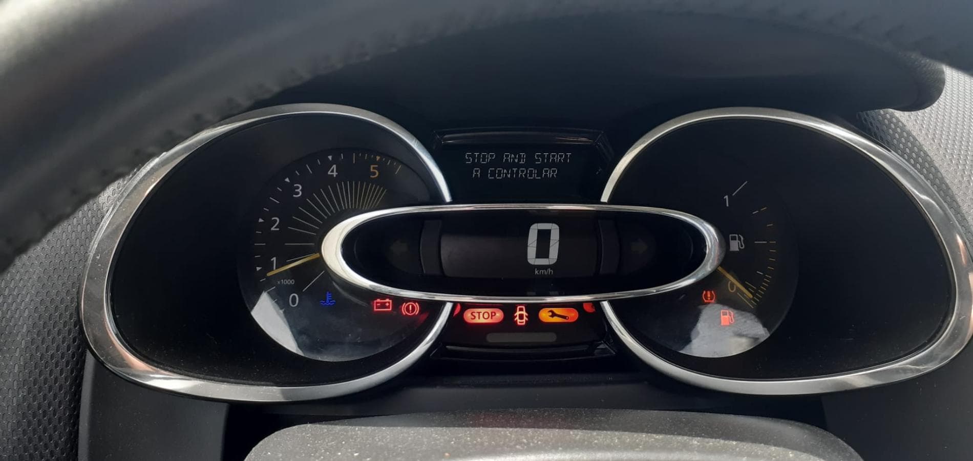 Renault Clio 1.5DCI · Ano 2014 — image 25