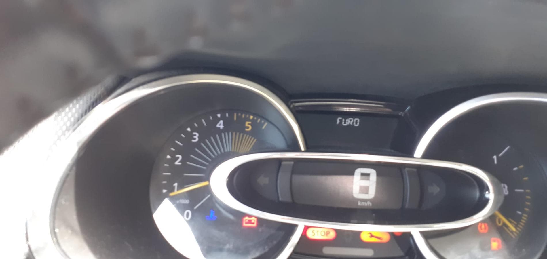 Renault Clio 1.5DCI · Ano 2014 — image 31