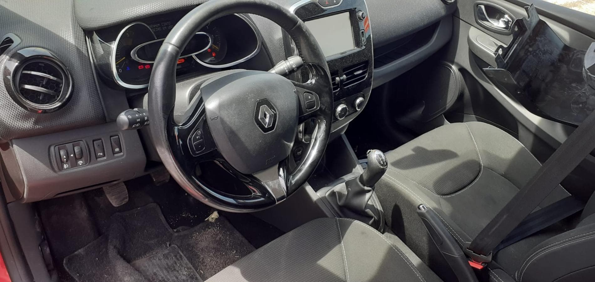Renault Clio 1.5DCI · Ano 2014 — image 23