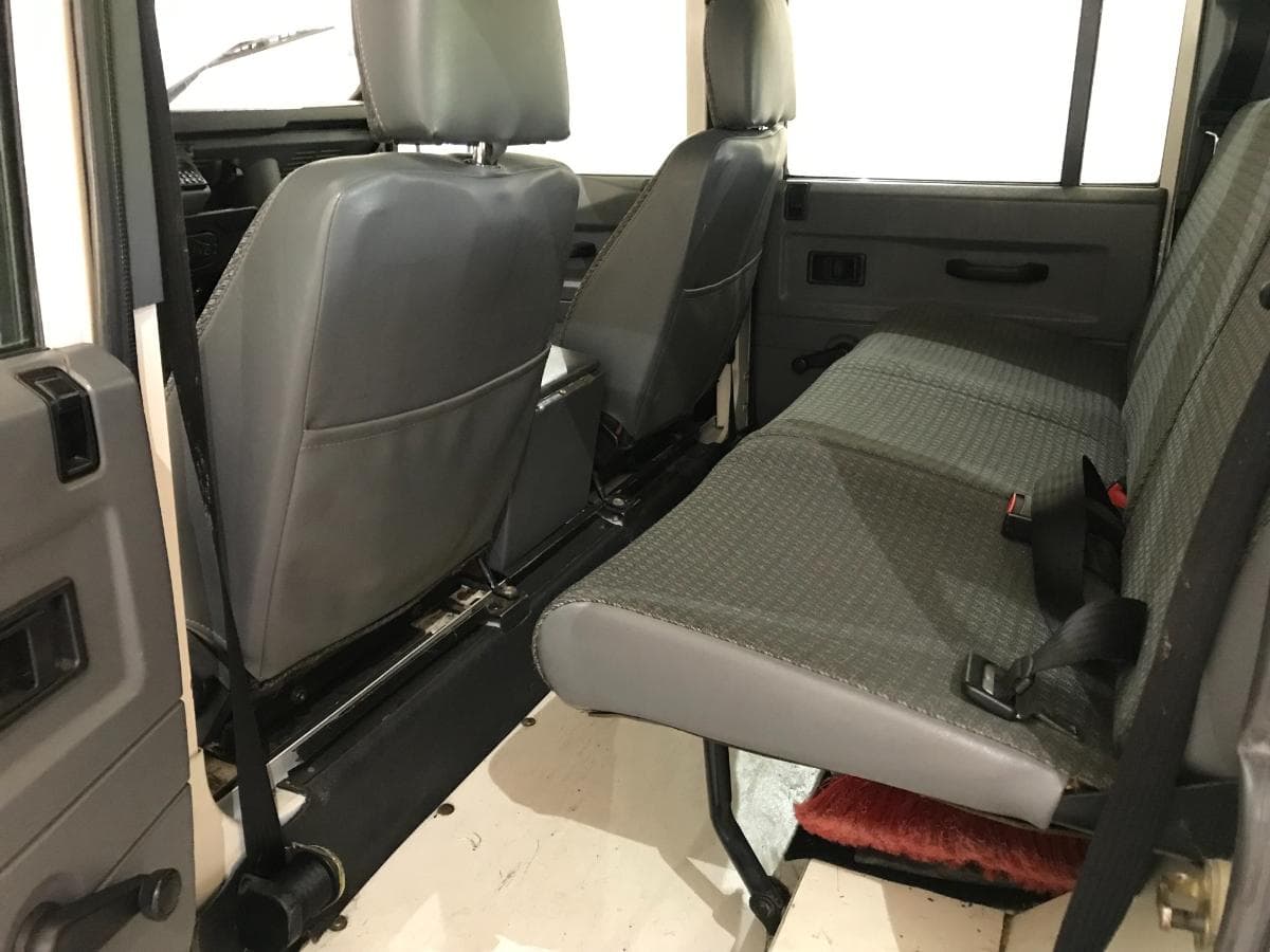 Land Rover Defender 110 300 TDi · 9 lugares · Ano 1997 — imagem 21