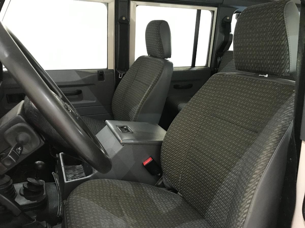 Land Rover Defender 110 300 TDi · 9 lugares · Ano 1997 — imagem 32