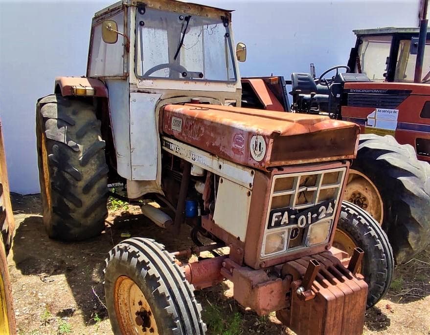 Trator Internacional 745 — imagem 1