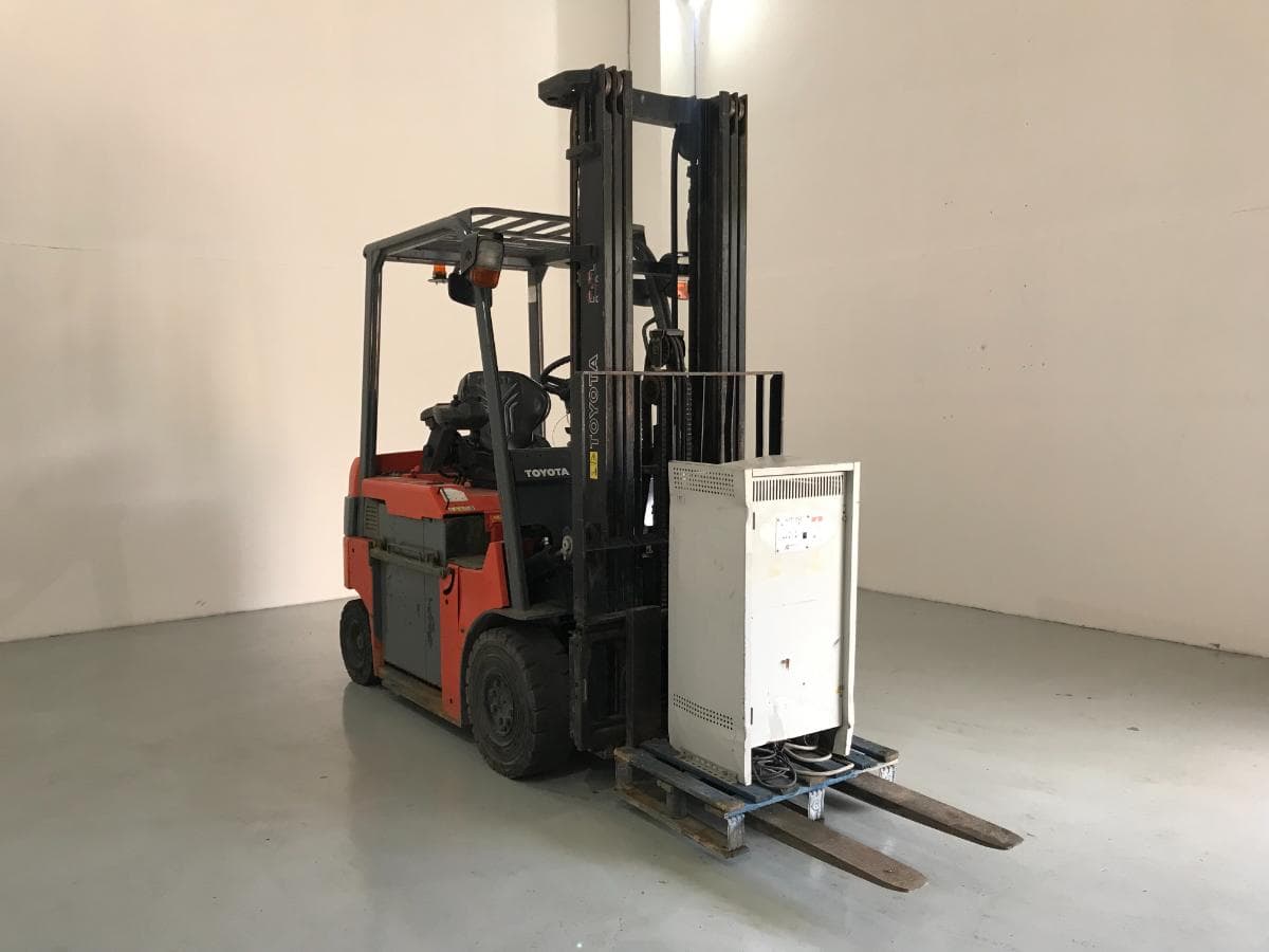 Empilhador Toyota 25 · Elétrico — imagem 1