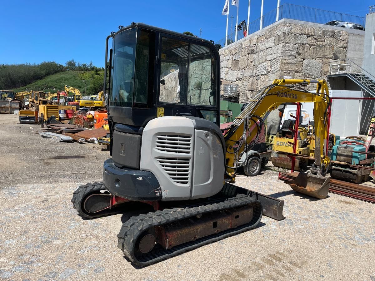 Mini Giratória Komatsu PC 35 — image 2