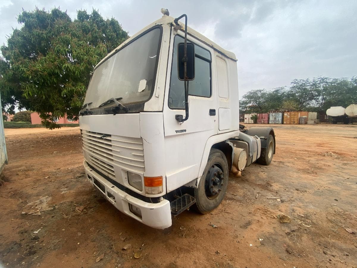 Camião VOLVO FL10 · Belas — imagem 1