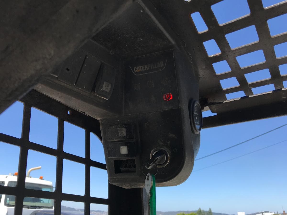 Mini Pá Carregadora CAT 216 — imagem 9