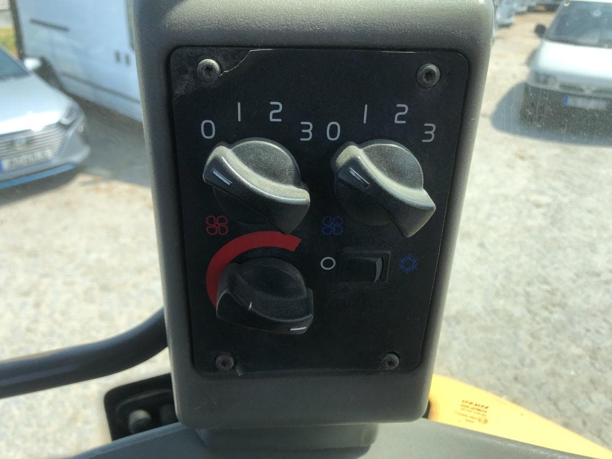 Retroescavadora Volvo BL71 — imagem 24