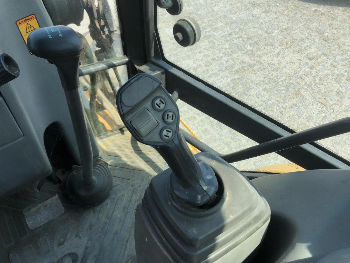 Retroescavadora Volvo BL71 — imagem 30