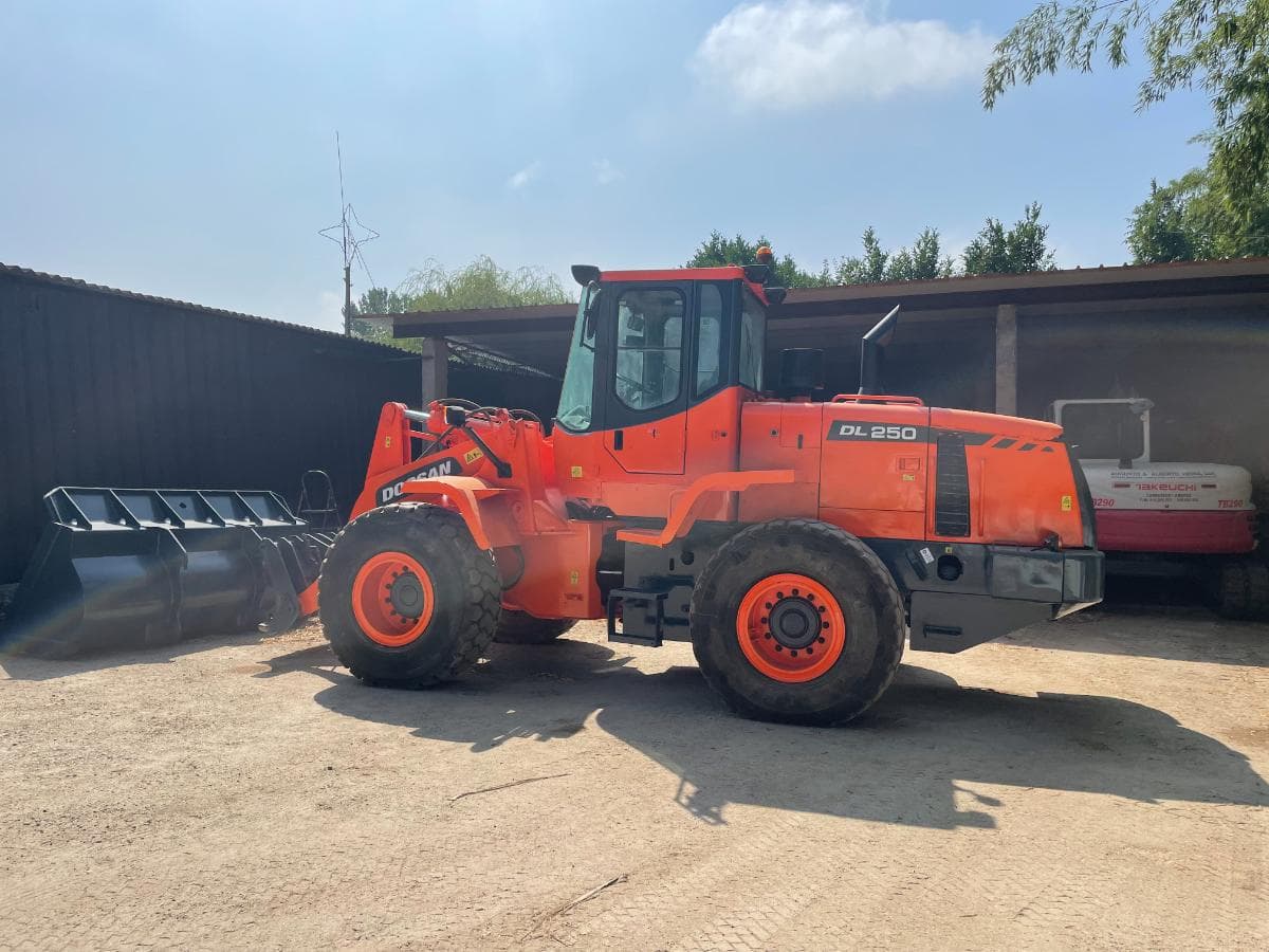 Pá carregadora Doosan DL250 · Ano 2012 — imagen 1